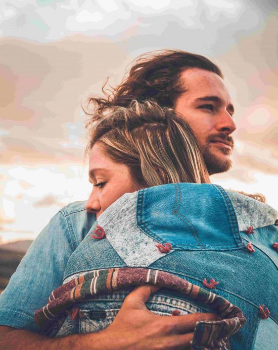 1-couple-embracing-fertility-problems 1-couple-embracing-fertility-problems